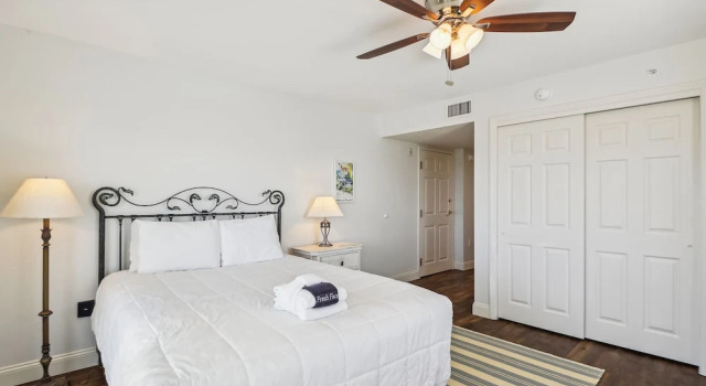 Seacrest 301A is a Gulf Front efficiency unit on Okaloosa Island by RedAwning, Rezerwuj Hotel Fort Walton Beach Emerald Coast