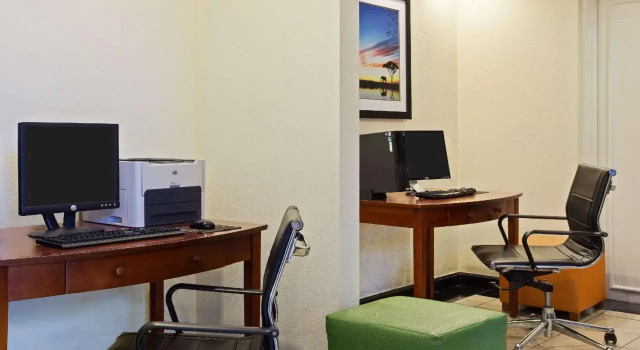 Baymont Inn & Suites Tampa Near Busch Gardens, Забронировать Отель Отели Тампа 3 звезды, рядом с Скайрайд, 3*