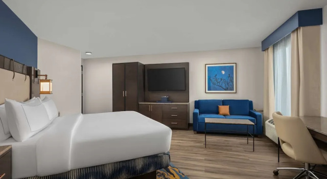 Двухместный номер Mobility/​Hearing Accessible Hotel Westport Kansas City, Tapestry Collection by Hilton