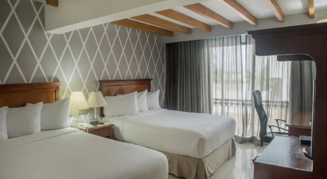 Четырёхместный номер Standard Capital Plaza Hotel