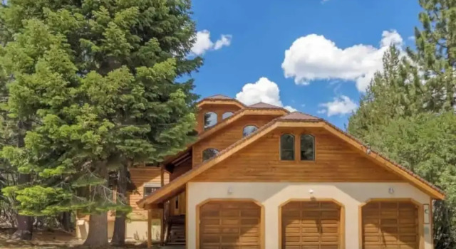 Коттедж Black Bear by Avantstay Spacious Viking Lodge in Tahoe Donner w/ Game Room & Hot Tub!