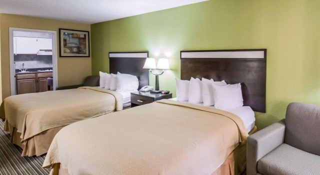 Четырёхместный номер Standard Quality Inn Gainesville near University