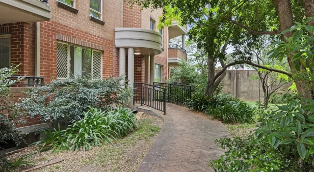 Апартаменты Bright Marrickville Flat With Balcony & Parking