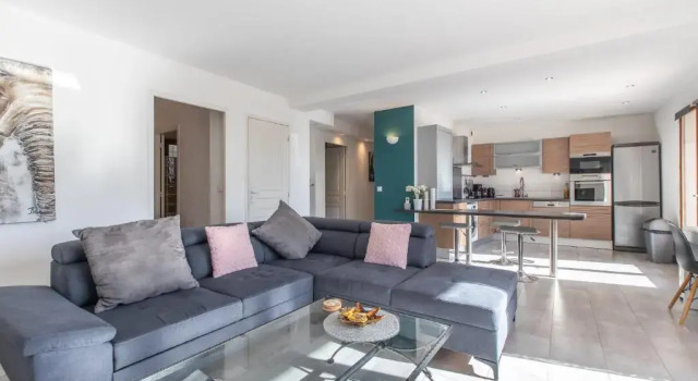 Quiet large 3-bedroom apartment with terrace, garden & incredible Mountain view