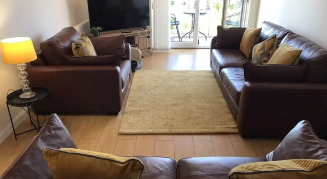 3-bed Apartment - Sleeps 6 - Parking, Wifi, Pets, Забронировать Апартаменты/квартира Отели Гурок с парковкой, Парковка