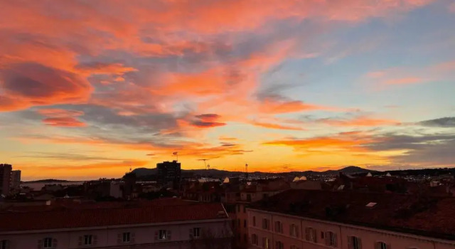 Vue sur rade appartement élégant vaste climatisé étage élevé ascenseur proche parking et toutes commodités au cœur du Toulon historique, Забронировать Апартаменты/квартира Отели Тулона с парковкой, рядом с Jardin Alexandre 1er, Парковка
