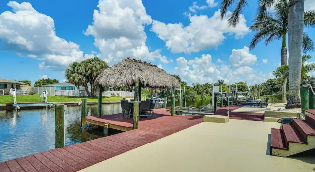 Коттедж 2 Mi to Beach: Canalfront Home in Cape Coral