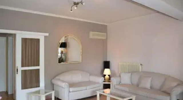 Unwind in a Spacious flat with Gardens near Beach