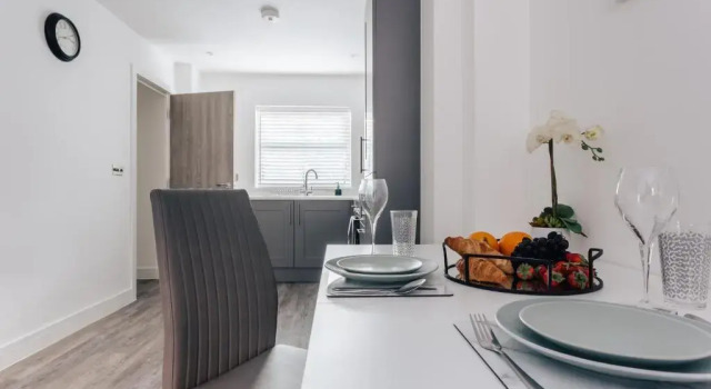 Central 2 double bedroom flat with parking, Забронировать Отель Борнмут Дорсет, рядом с Парк Мейрик