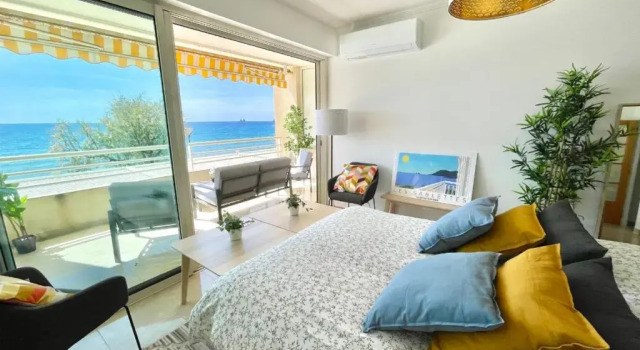 Magnificent 82m With Terrace And In Front Of Sea