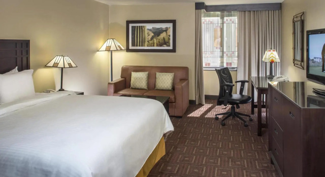 Двухместный люкс с 2 комнатами DoubleTree by Hilton Phoenix- Tempe