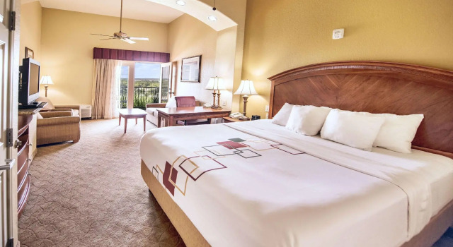 Двухместный люкс Classic с видом на озеро La Quinta Inn & Suites by Wyndham Marble Falls