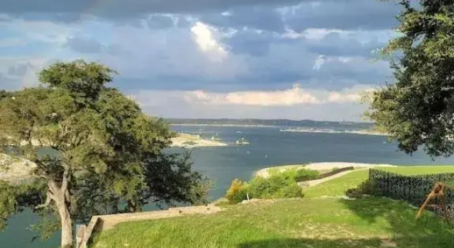 Lake Travis Lakefront Retreat - Boatdock - Hot tub, Забронировать Отель Лейкуэй Greater Austin