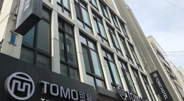 Кровать в общем номере Tomo Residence