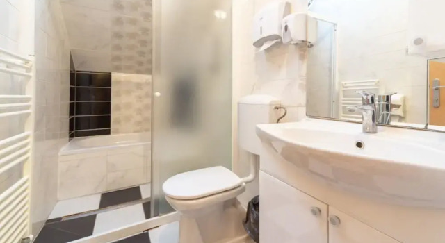Кровать в общем номере с красивым видом из окна Ana Hostel