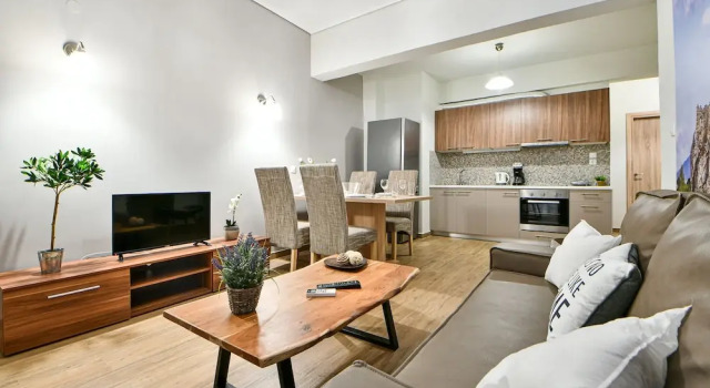 Serene n modern renovated flat, Забронировать Отель Неос-Космос Афины, рядом с Холм Филопаппос