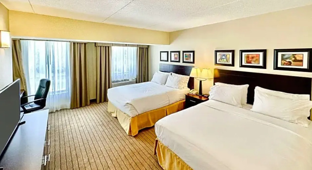 Четырёхместный номер Standard Holiday Inn Express and Suites Kincardine