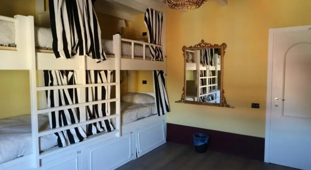 Кровать в общем номере Grand Hostel Coconut