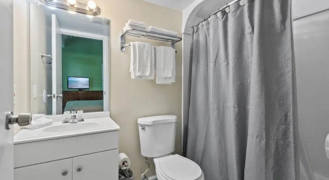 Студия Oceanfront Inn Room #11- Standard Room - King Bed