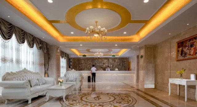 Vienna Hotel (Ledong Gongyuan), Book Hotel Hotels in Ledong with Parking, Parking