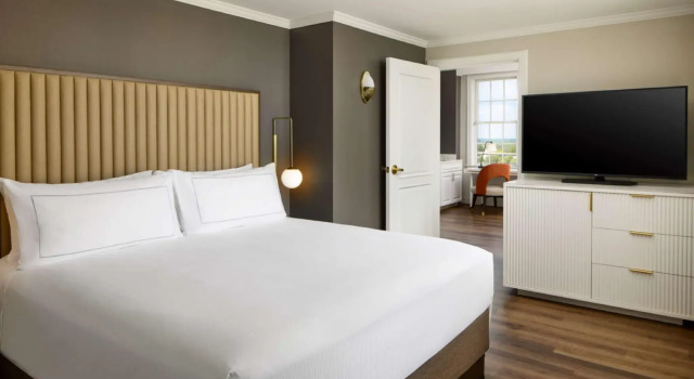 Люкс c 1 комнатой с видом на озеро The Terrace Hotel Lakeland, Tapestry Collection by Hilton