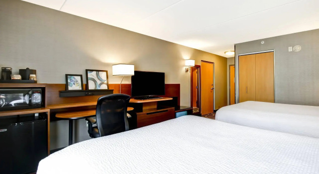 Четырёхместный номер Standard Fairfield Inn & Suites by Marriott Guelph