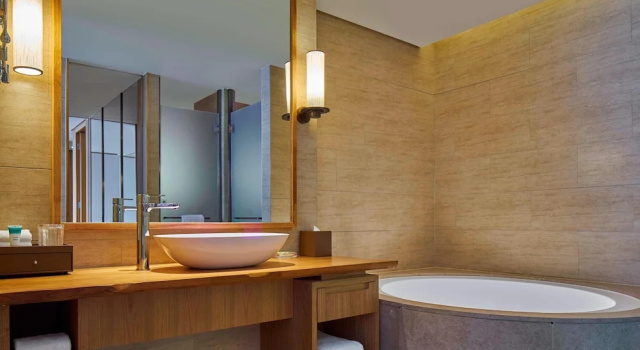 Полулюкс c 1 комнатой с балконом и с красивым видом из окна Four Points By Sheraton Chengdu, Pujiang Resort