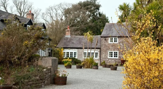 Tros Yr Afon Holiday Cottages and Manor House, Book Hotel Llangoed Anglesey