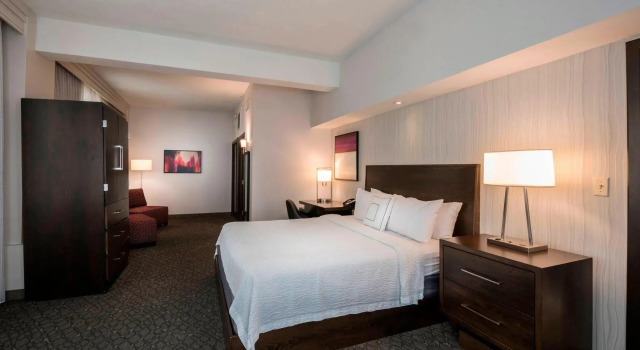 Люкс с 2 комнатами Courtyard by Marriott Tulsa Downtown