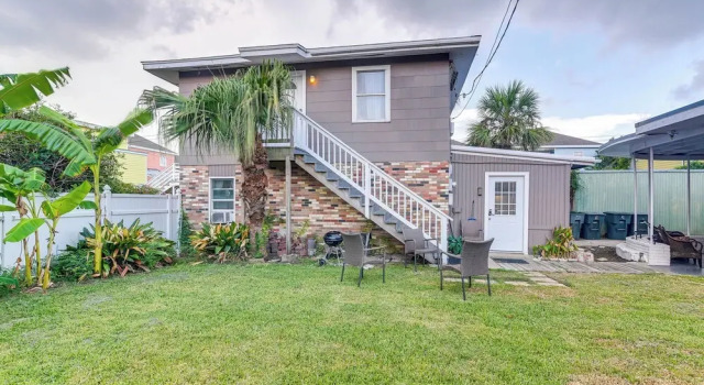 Walk to Beach: Cozy Unit in Galveston!, Забронировать Апартаменты/квартира Отели Галвестон с парковкой, рядом с Betty Head Oleander Garden Park, Парковка