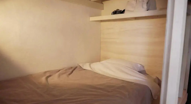 Кровать в общем номере Taketa station hostel cue