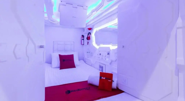 Кровать в общем номере (мужской номер) RedDoorz Hostel @ Capsule Inn Medan