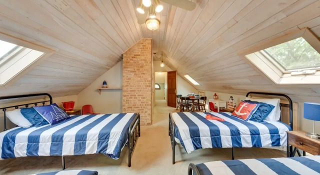 Pistakee Lake Estate w/ Boat Dock & Hot Tub!, Забронировать Отель Отели Иллинойс 3 звезды, 3*
