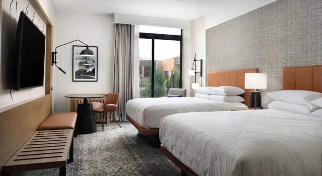 Четырёхместный номер Standard с видом на внутренний двор Sheraton Grand Rapids Airport Hotel
