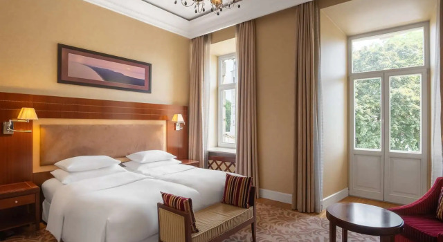 Двухместный номер Deluxe с балконом Grand Hotel Vilnius, Curio Collection by Hilton