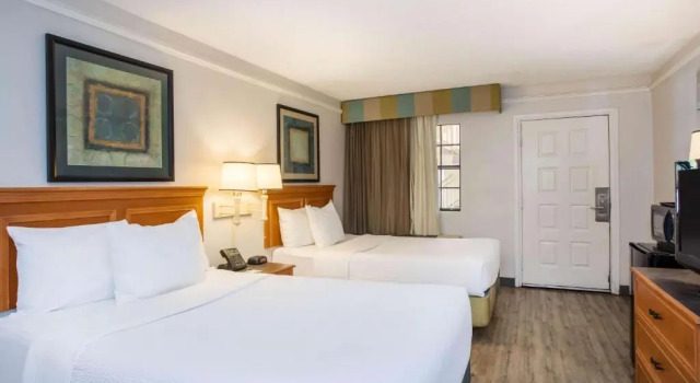 Четырёхместный номер Deluxe La Quinta Inn by Wyndham Tallahassee North