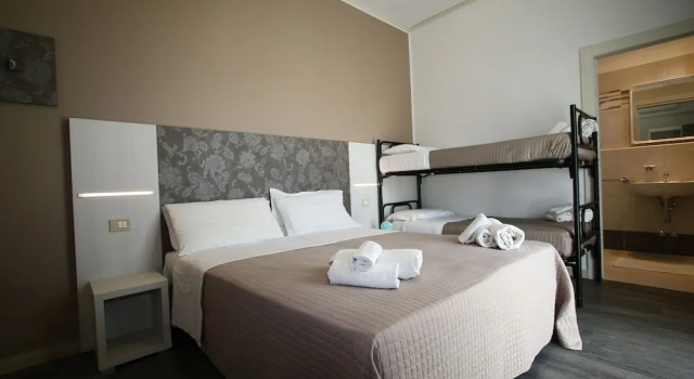 Трёхместный номер Standard с балконом Hotel Kim