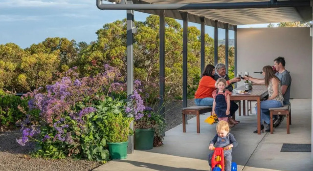 Коттедж с 3 комнатами Emu Bay Holiday Homes