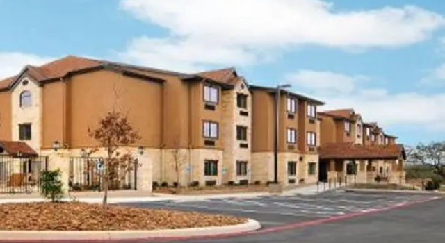 Кровать в общем номере Microtel Inn & Suites by Wyndham Round Rock