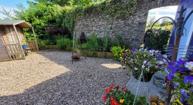 Коттедж c 1 комнатой Cosy pet friendly cottage on our smallholding, friendly animals to meet, lovely countryside setting, small but comfy, sleeps up to 2 adults 1 child