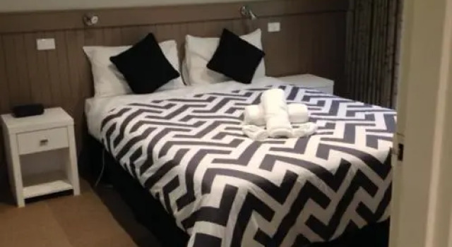 Grevillea Gardens, Book Hotel Bright 