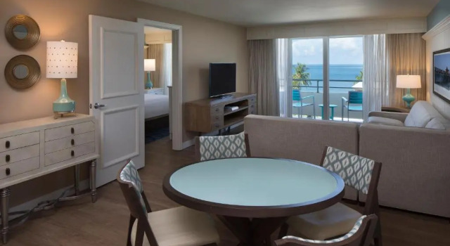 Люкс c 1 комнатой с видом на залив Edgewater Beach Hotel
