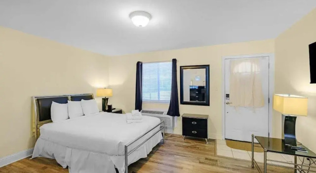 Oak Shores Studio 13
