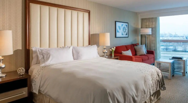 Номер Standard Renaissance Newark Airport Hotel