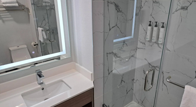 Четырёхместный номер Standard Comfort Hotel Vancouver Airport