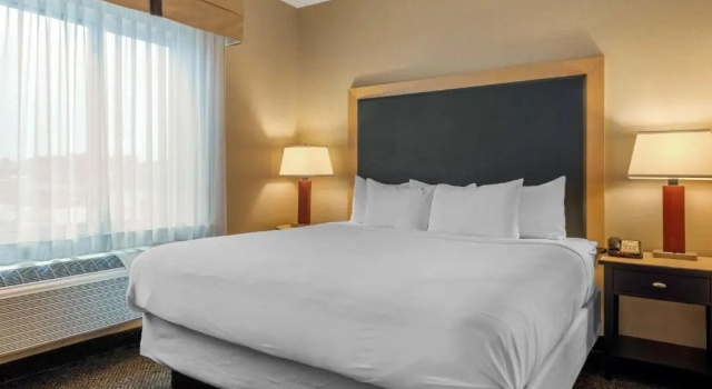 Люкс Cambria Hotel Akron - Canton Airport