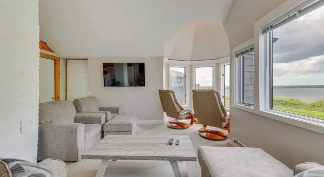Коттедж Water-view Beach House in Truro, Great for Groups!