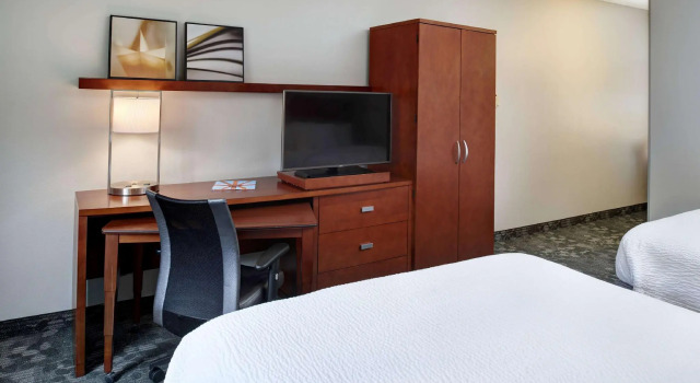 Четырёхместный номер Standard AmericInn by Wyndham Brookfield