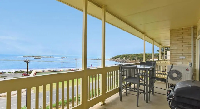 Апартаменты Dolphins Beachfront Apartment no 7 - A View to Remember