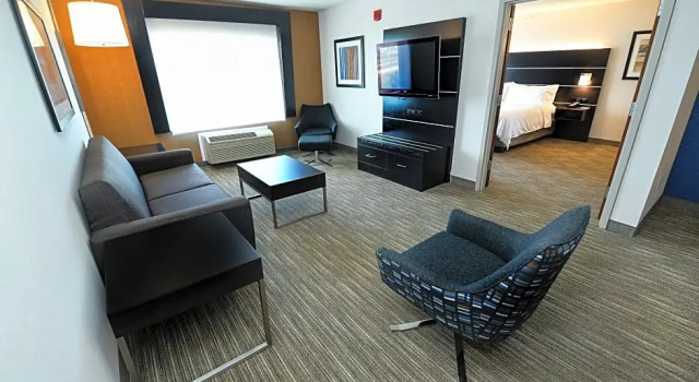 Четырёхместный люкс c 1 комнатой Holiday Inn Express Hotel & Suites Grand Forks by IHG